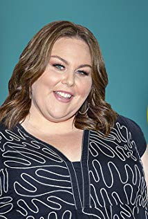 How tall is Chrissy Metz?